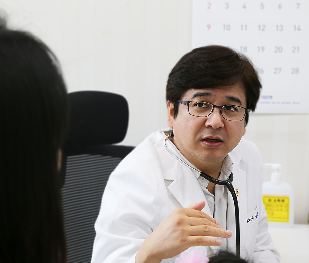20150819_보도자료사진_소아청소년센터 송준섭과장 진료모습.jpg