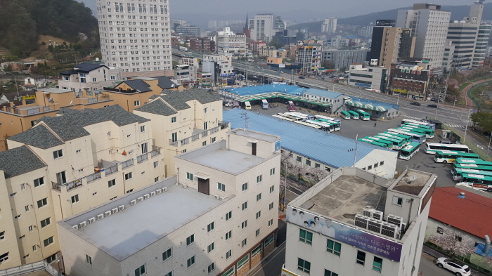 크기변환_간호가사 사는 기숙사와 행정동 그리고 용인시외버스터미널, 저 멀리 시청과 에버랜드가 보인다.jpg